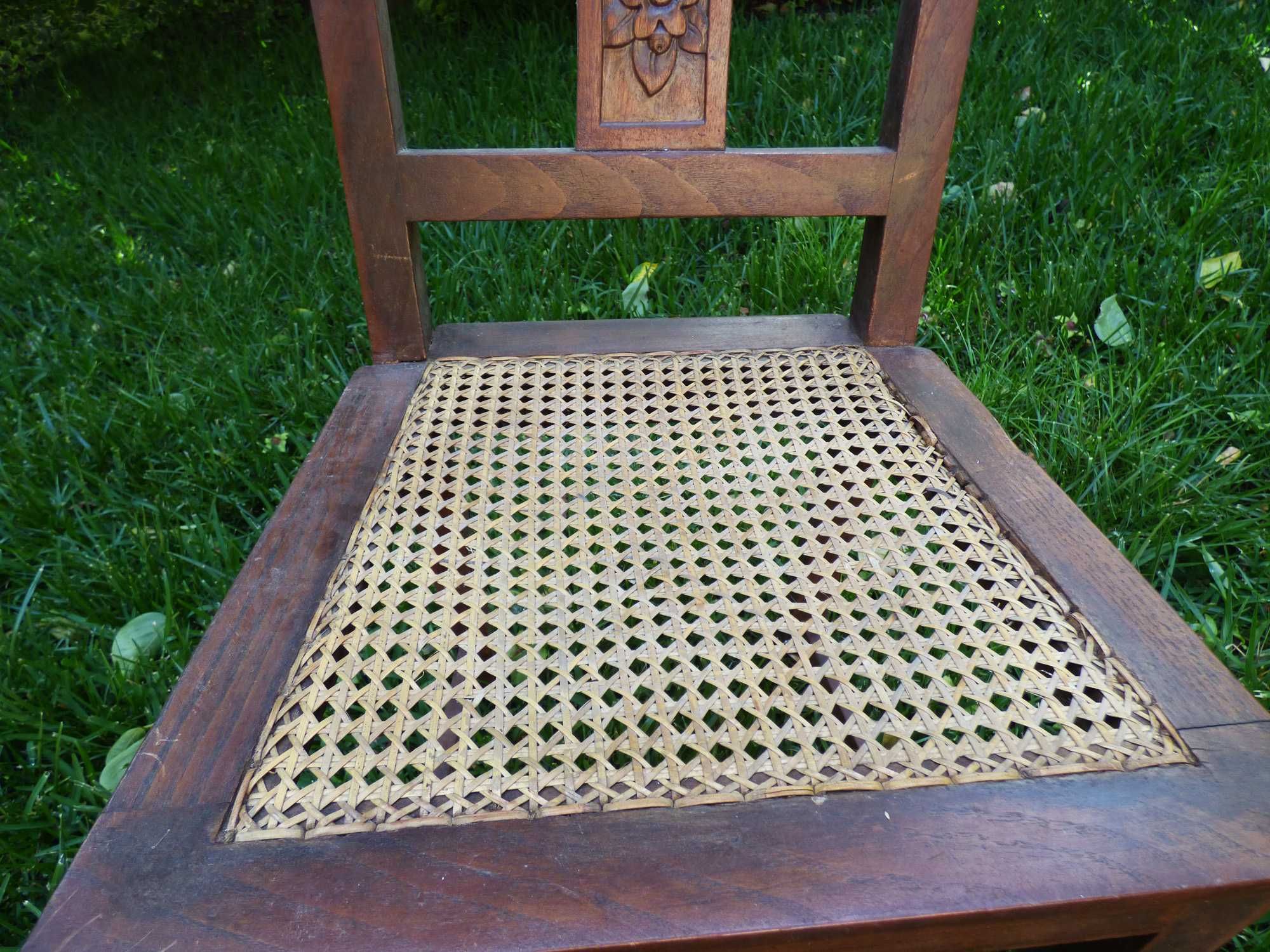 Cadeira antiga com assento rattan (palha)