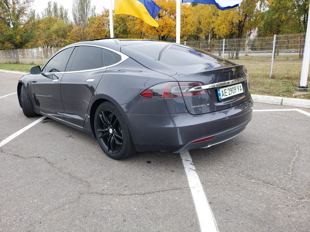 Tesla Model S 2015 85D ідеал