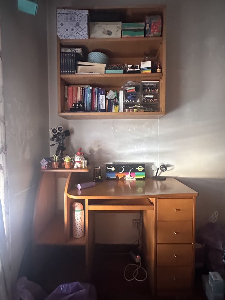 Secretaria e estante