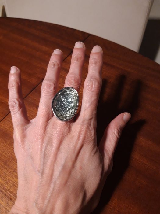 Anel grande ajustável com pedra azul da Bijou Brigitte