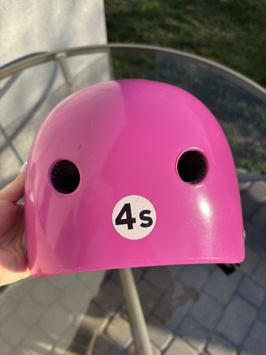 Różowy kask rowerowy