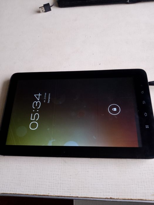 Планшет Андроїд з блоком живлення