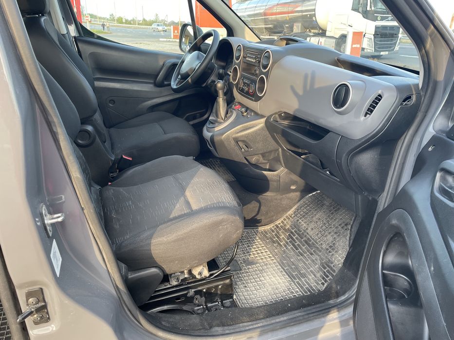 ч Peugeot Partner 2017 року випуску пасажир