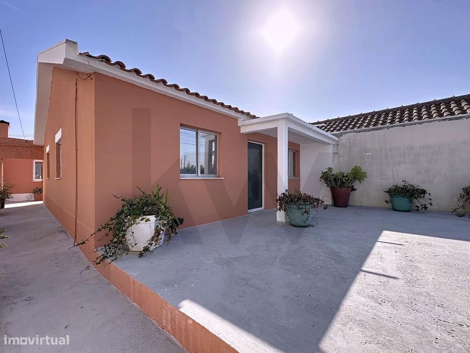 Moradia Térrea Remodelada c/ Garagem, Anexos, Pátio, Etc. - 3km da Pra