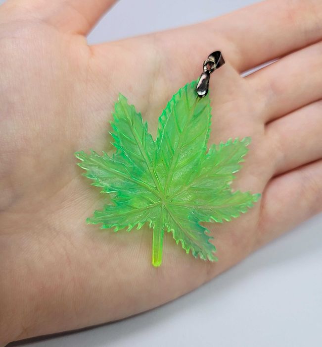 Rękodzieło zawieszka liść konopi zieleń żywica biżuteria unisex