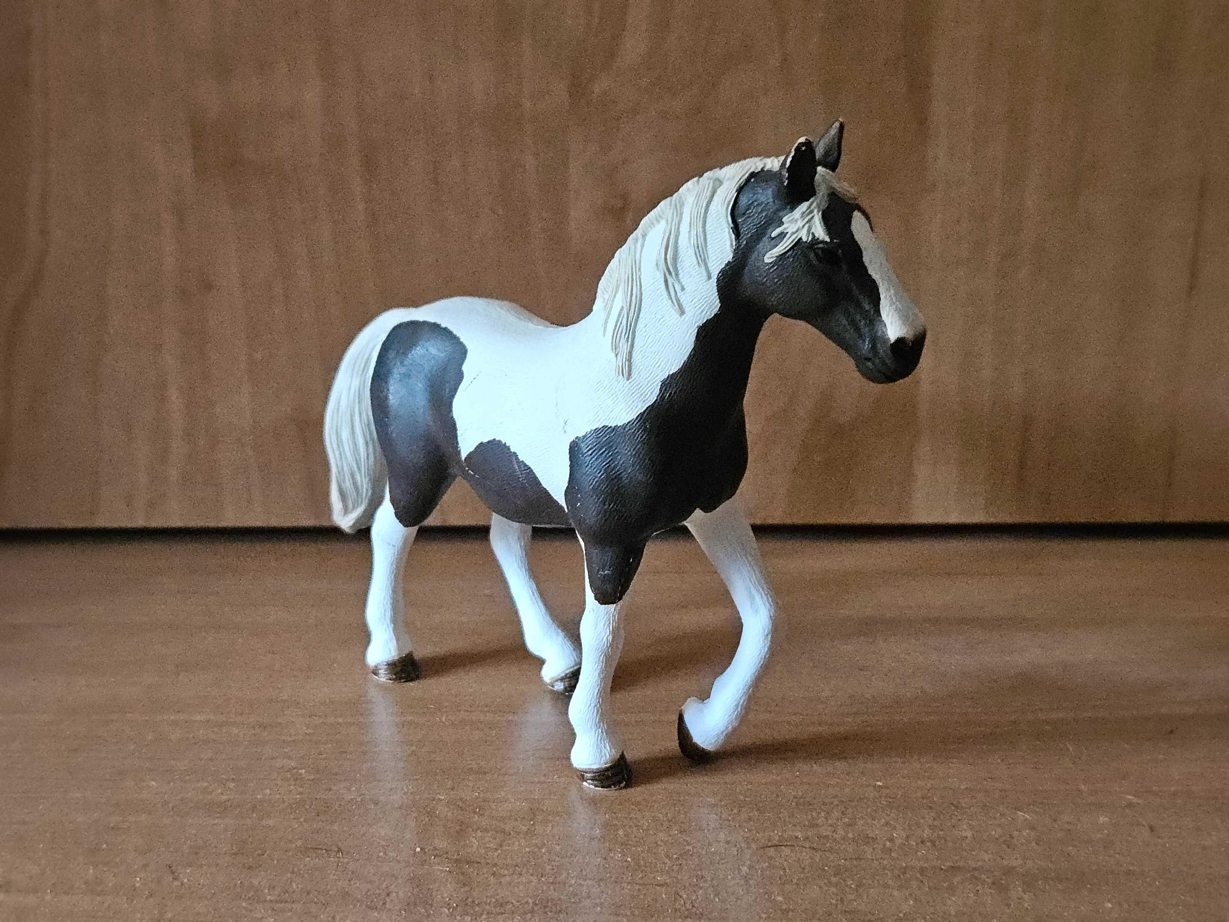 klacz rasy Pinto Schleich 13830