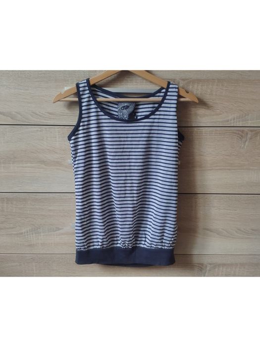 Bluzka w paski z odkrytymi plecami idealna na upalne dni