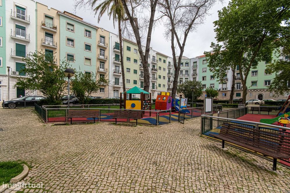 Apartamento T2 De Qualidade Em Lisboa Com Varanda E Parqueamento