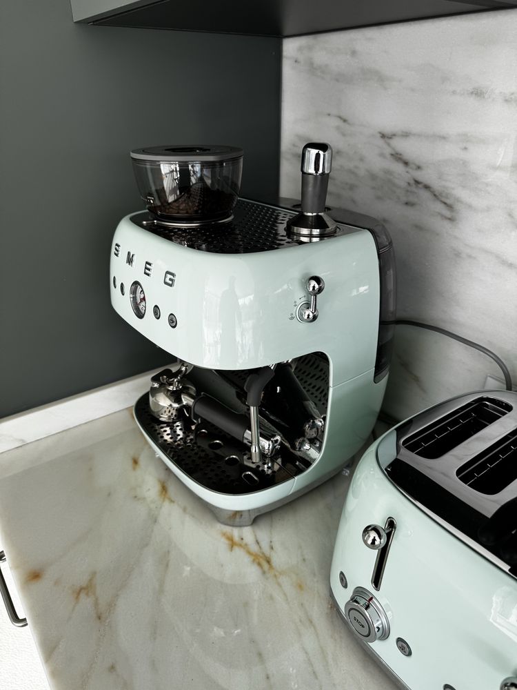 Máquina de café com moinho SMEG como nova