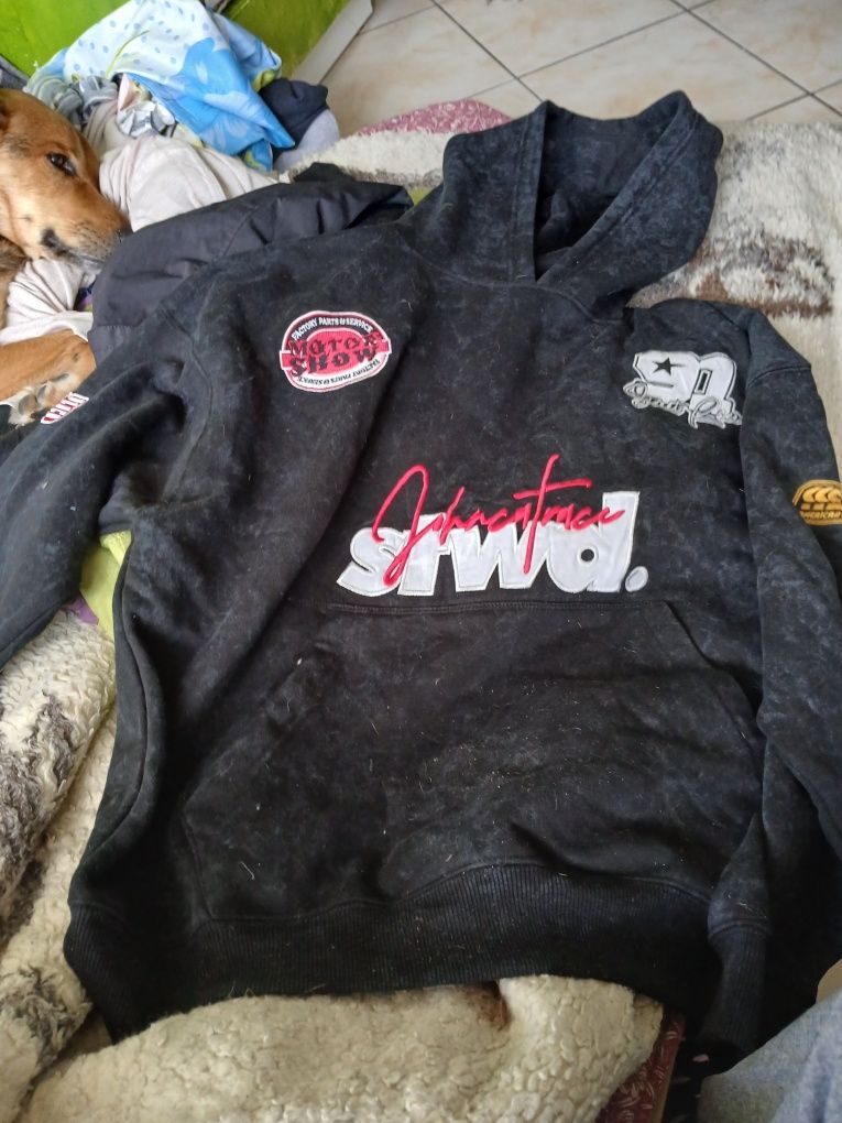 Bluza chłopięca rozmiar 38 z kapturem z kieszeniami ,modna .