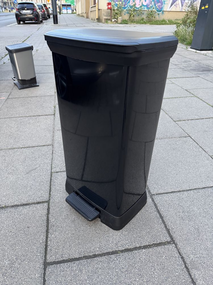 Kosz na śmieci z pedałem Curver Deco Bin 50L, czarny