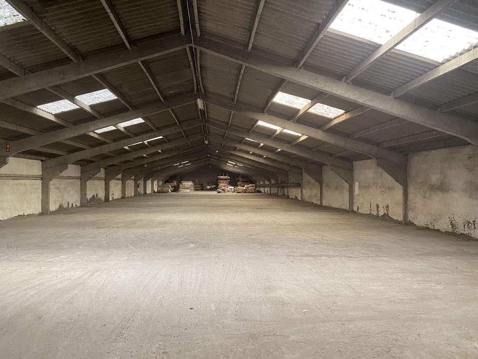 Aluguer piso armazém junto Aeroporto Porto