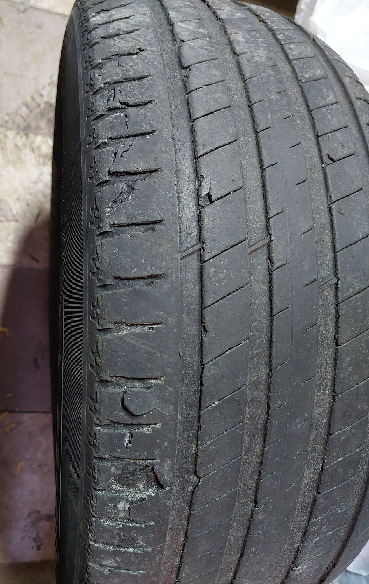 Две шины Michelin 255 / 60 R17 на докатку или дрифт.