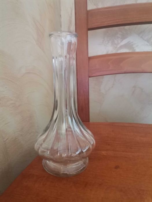 Szklany przezroczysty wazonik