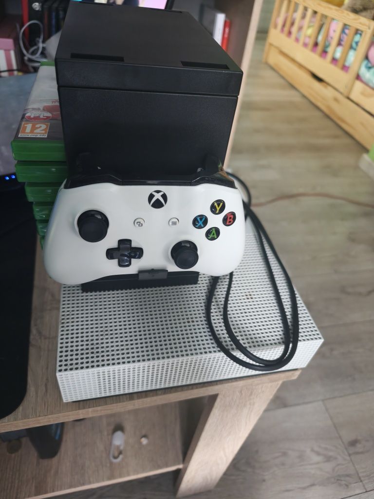 Xbox one S 500Gb+ pad z grami z podstawką