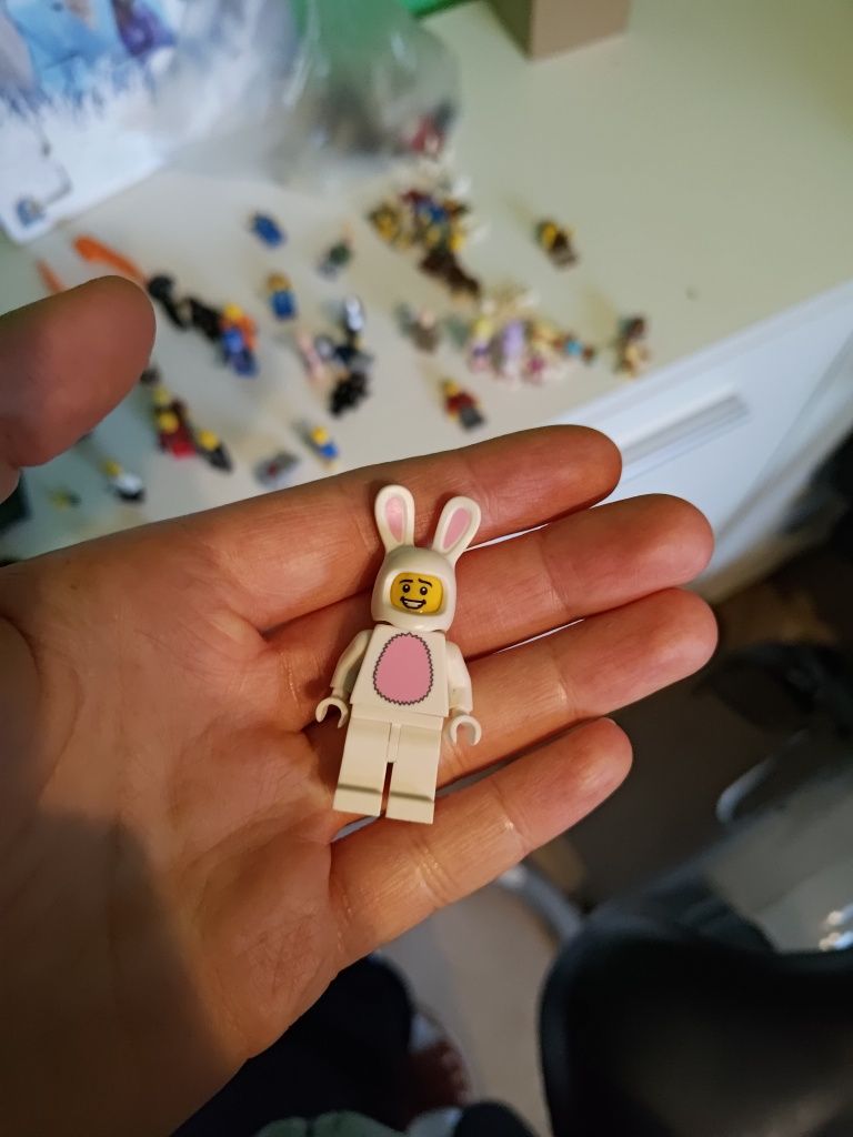 LEGO Minifigures series 7 - Bunny Suit Guy (Facet w kostiumie Królika)