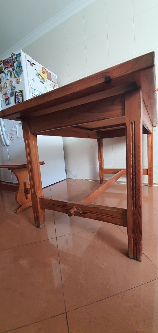 Mesa de madeira com 2 bancos