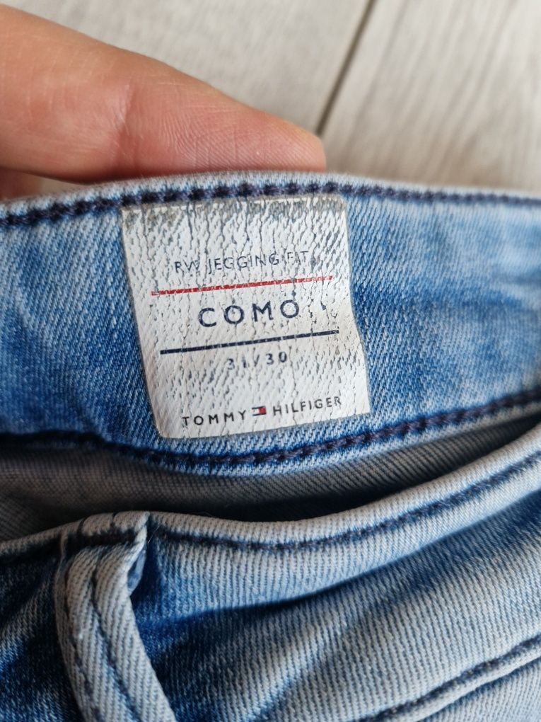 Damskie jeansy rurki tommy hilfiger elastyczne w32 L30 M/L z dziurami