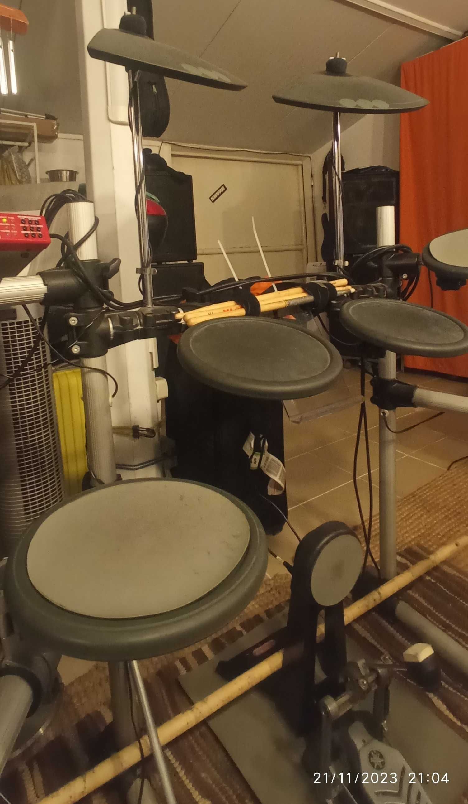 Bateria Yamaha DTXPRESS II em bom estado, mais ofertas.