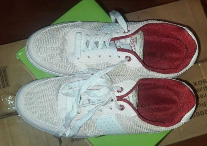 Продам білі кросівки