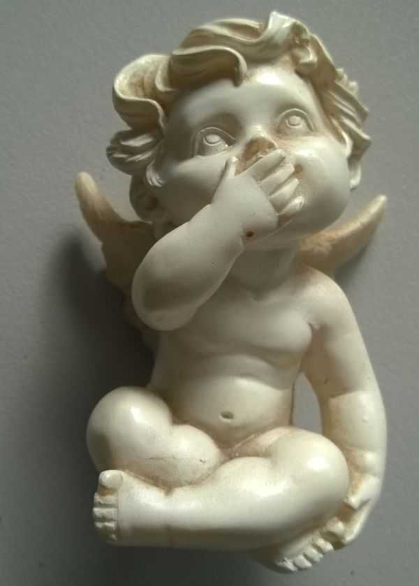 Figurki Aniołków Figurka Aniołek biały siedzący uśmiechnięty maluch7cm