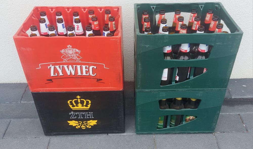 4 skrzynki na piwo z butelkami