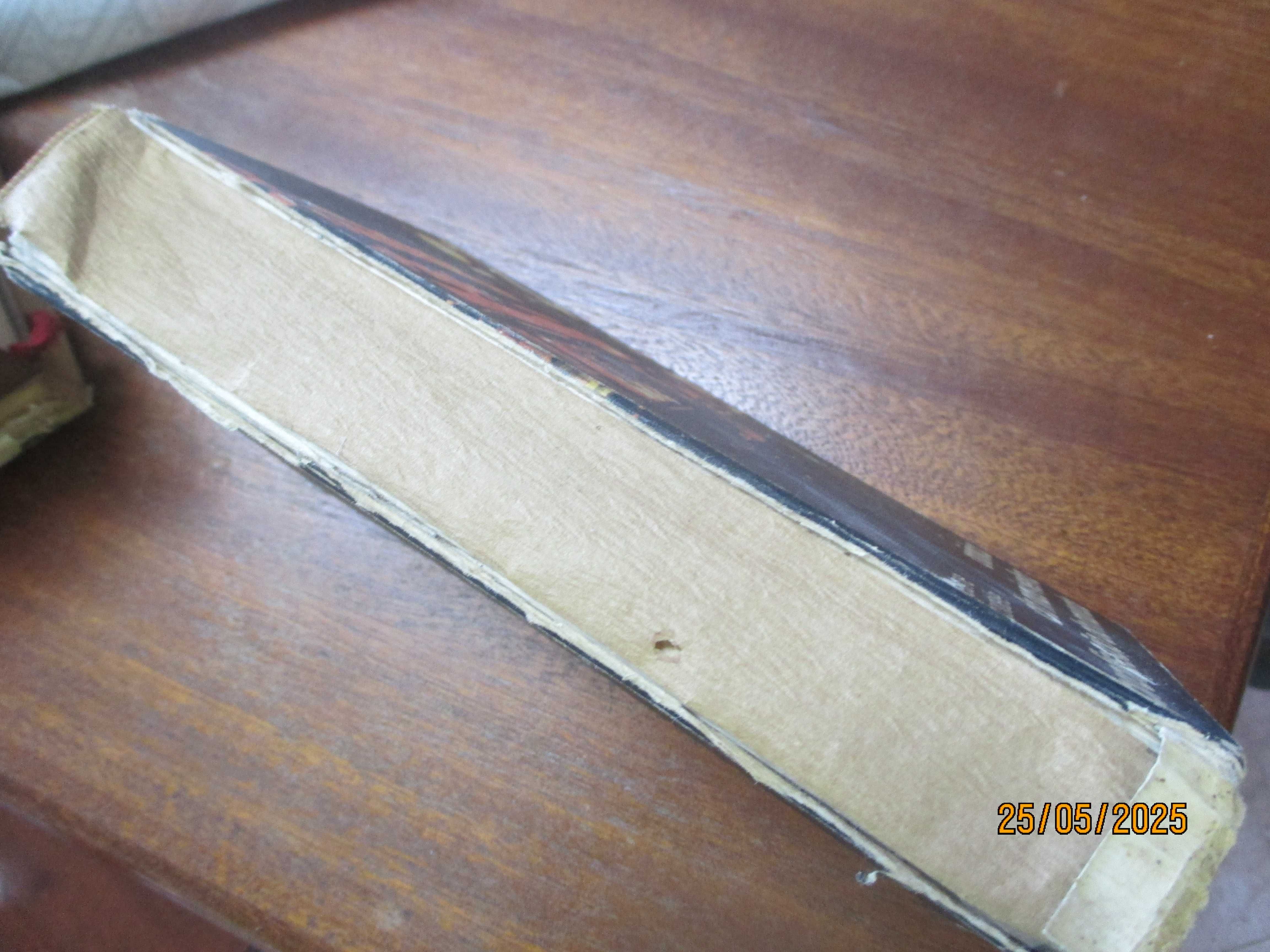 2 livros antigos, completos mas com deficiencia na lombada