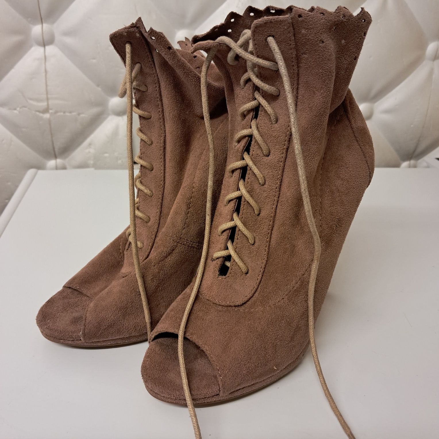 Buty na szpilce zamszowe z wiązaniem 36
