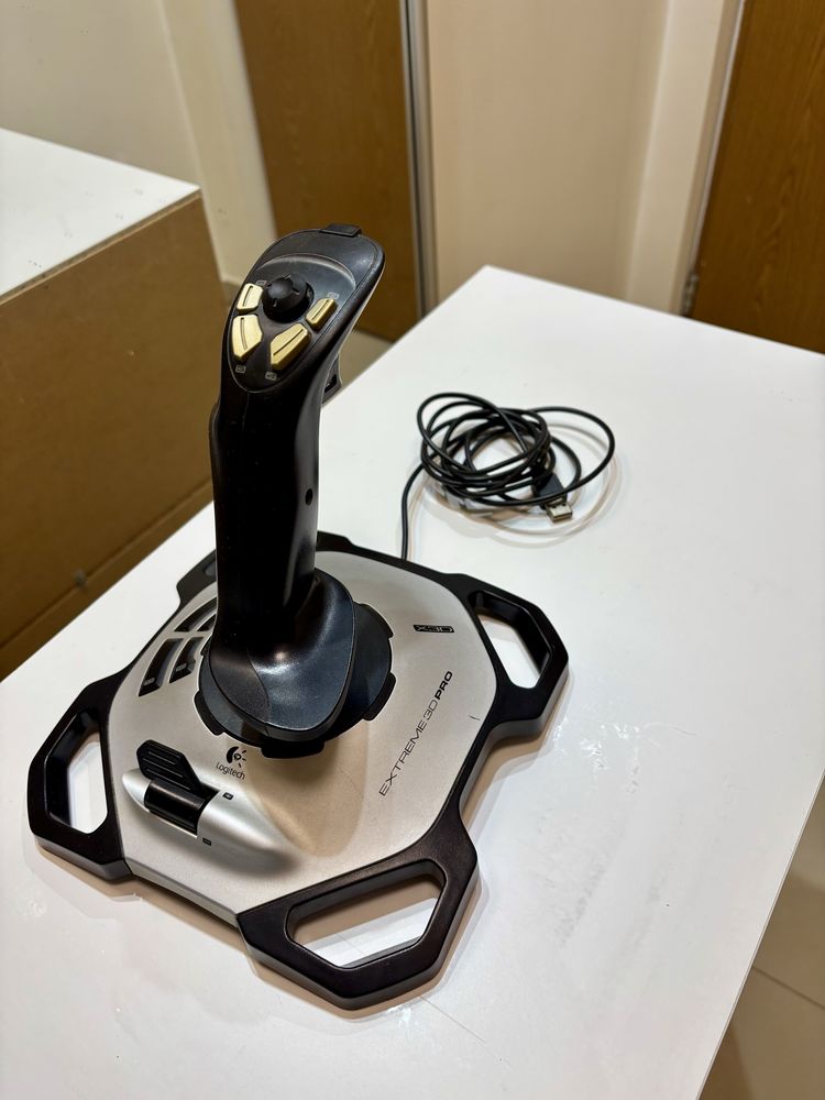 Joystick Logitech Extreme 3D Pro – idealny do symulatorów lotu