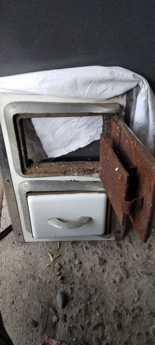 Drzwiczki do pieca. kaflowego grilla wędzarni