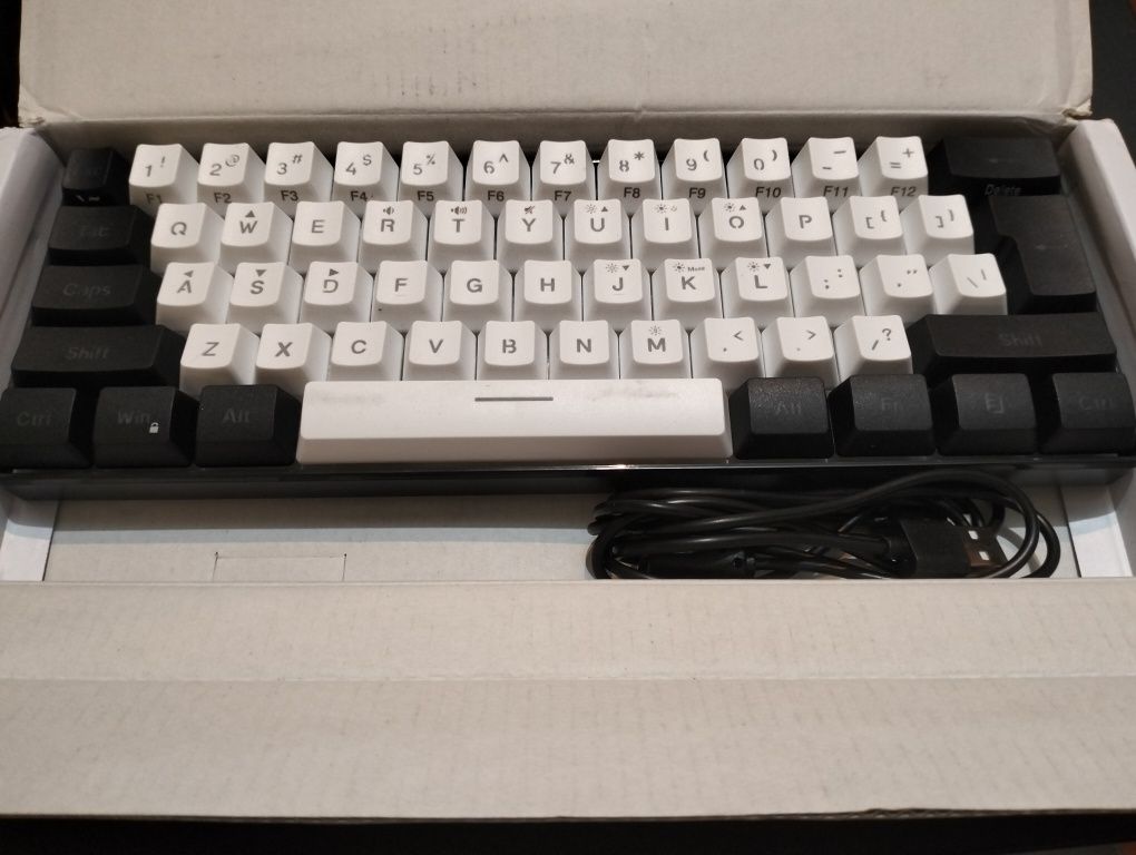 Teclado gaming G61 60% RGB