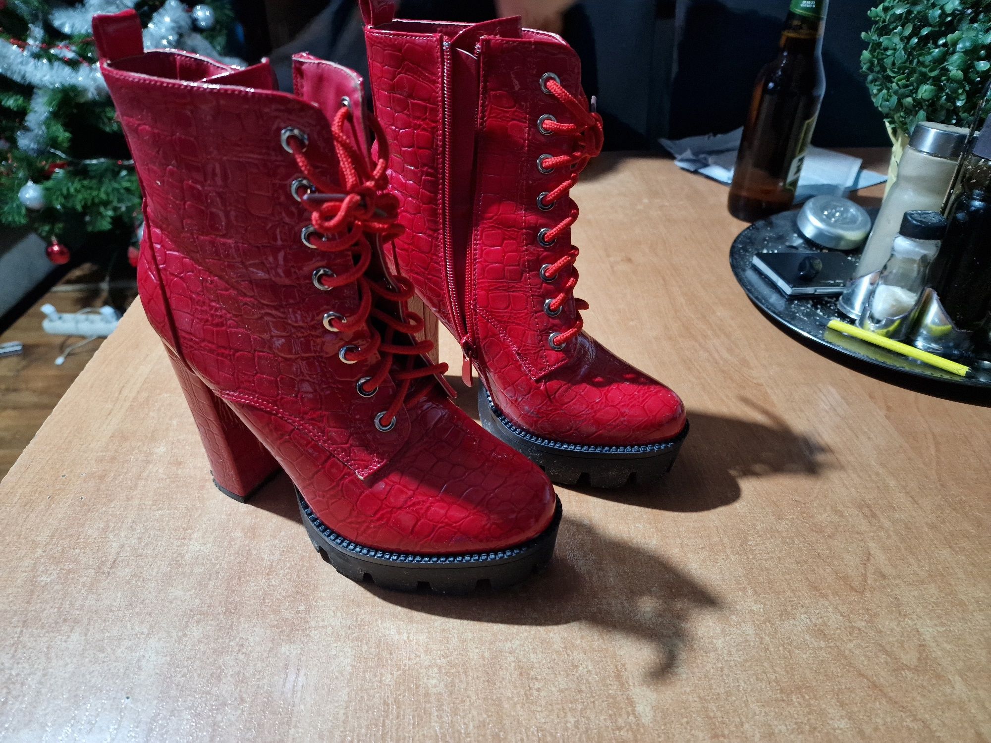 Buty czerwone lakierkowe