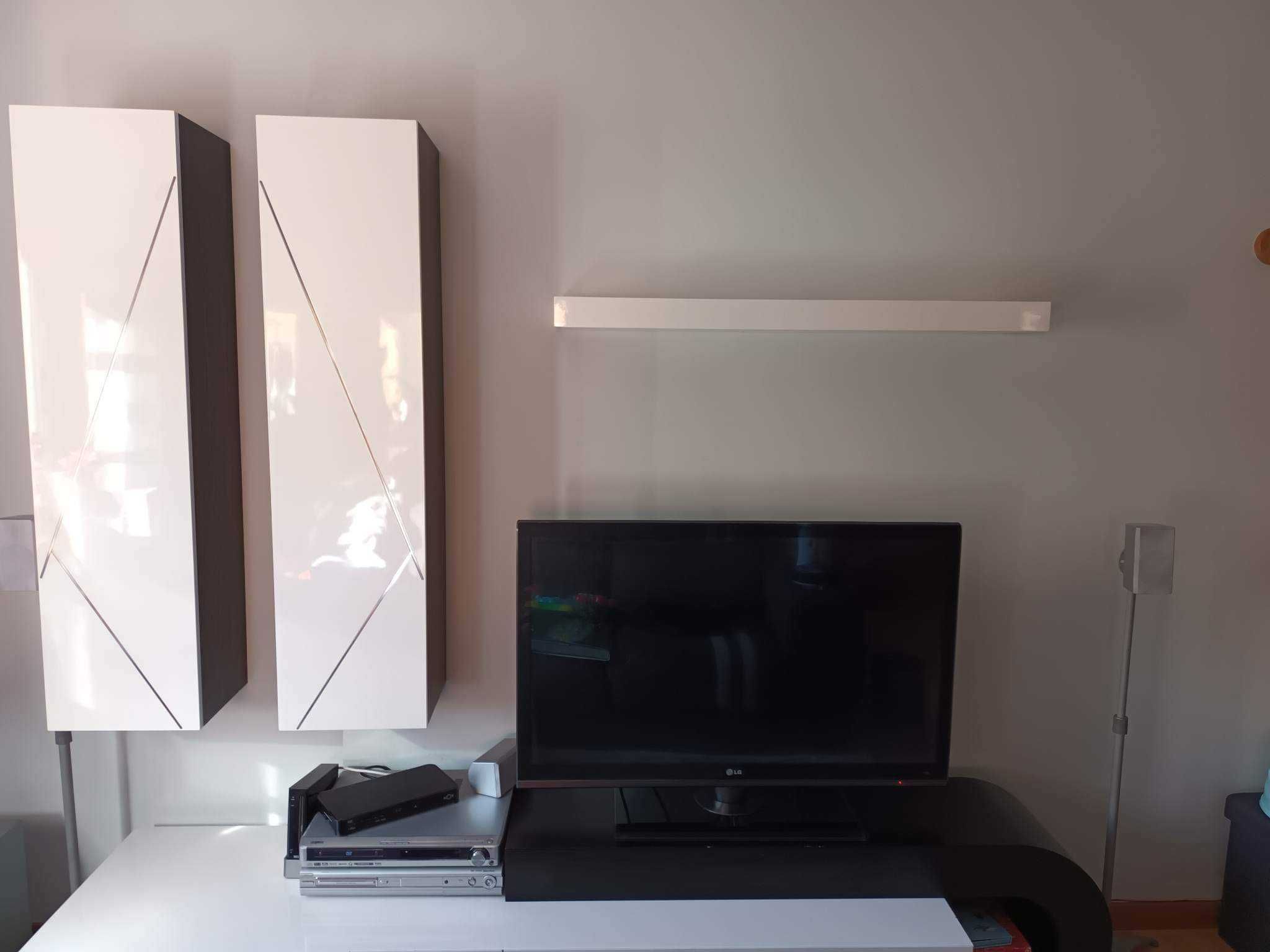 Movel TV com prateleira e dois módulos de parede