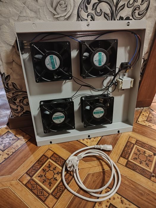 Серверный вентиляторный модуль на 4 вентилятора с термостатом