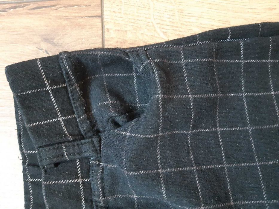 czarne spodnie w delikatną kratkę