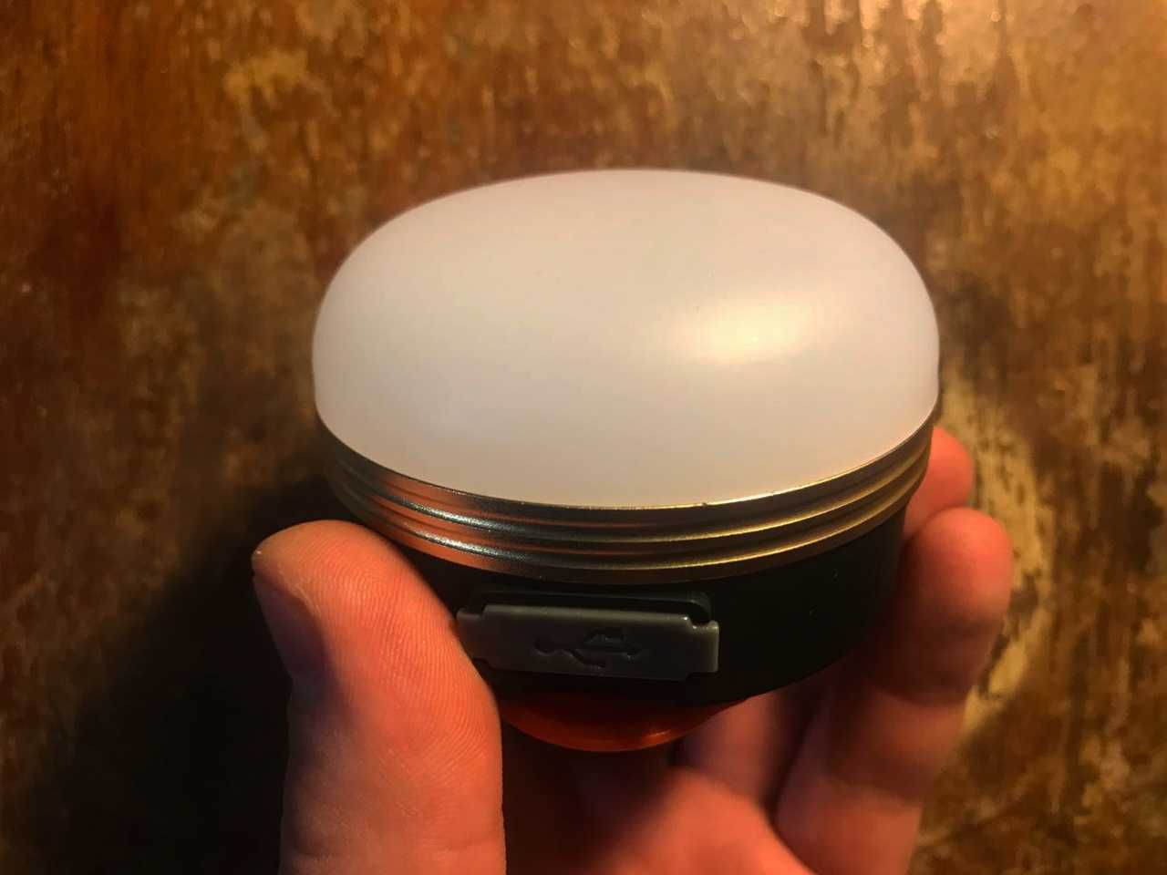 Портативный фонарь-лампа (1800mAh). Может зарядить телефон.
