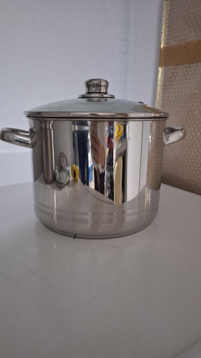 Nieużywany duży garnek