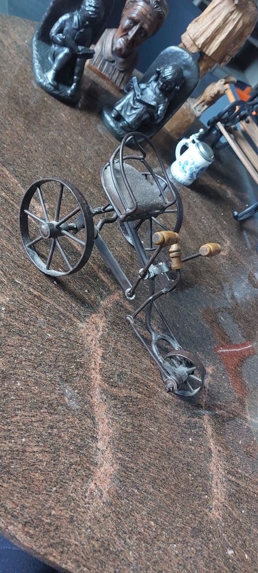 Stary wózek dla lalek . Antyk . Działa jeździ. Kuta ręcznie