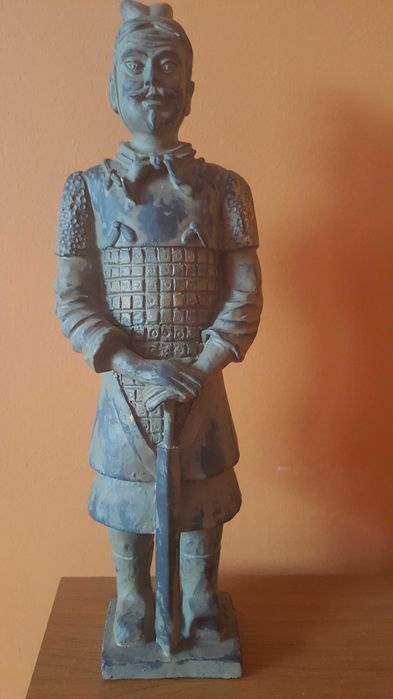 Zjawiskowa dekoracja niezwykła figurka wojownika terakotowa armia