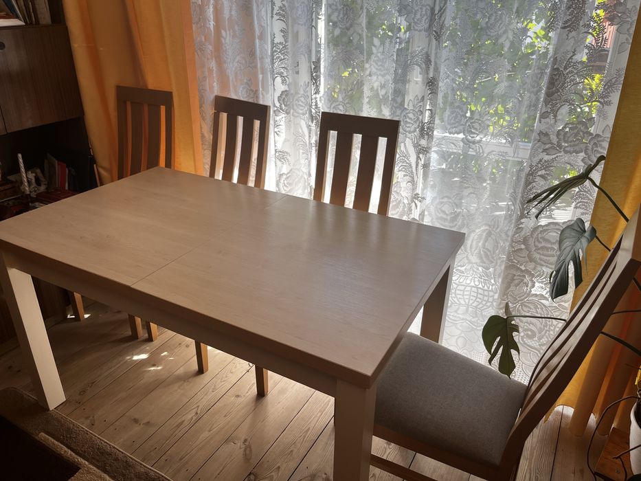 Stół rozsuwany z krzeslami