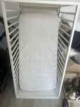 Cama branca com colchão bebé