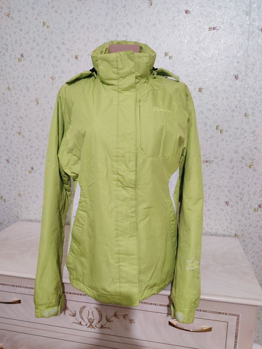 Продам теплую спортивную куртку женскую зима L/48