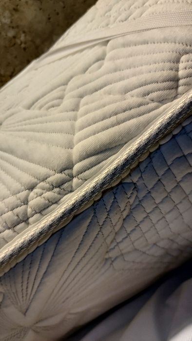 Кровать из натурального дерева. Матрас новенький 1.6 на 2.0