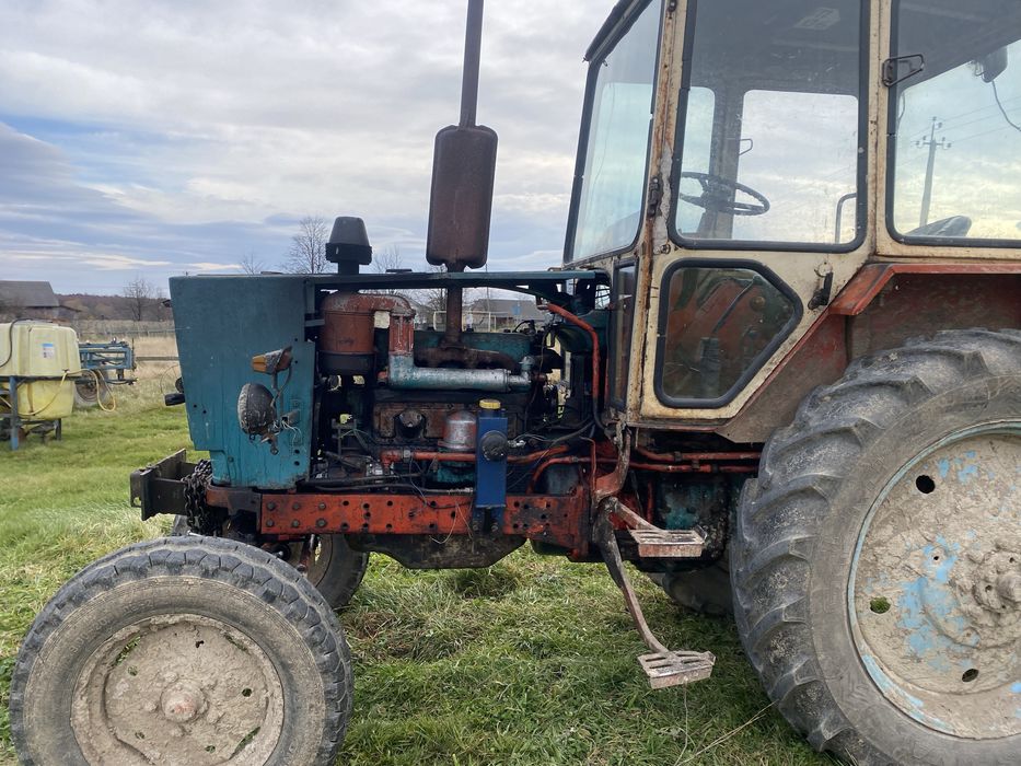 Трактор юмз в робочому стані
