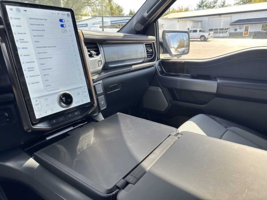 Ford F-150 Lightning Lariat SuperCrew      2022