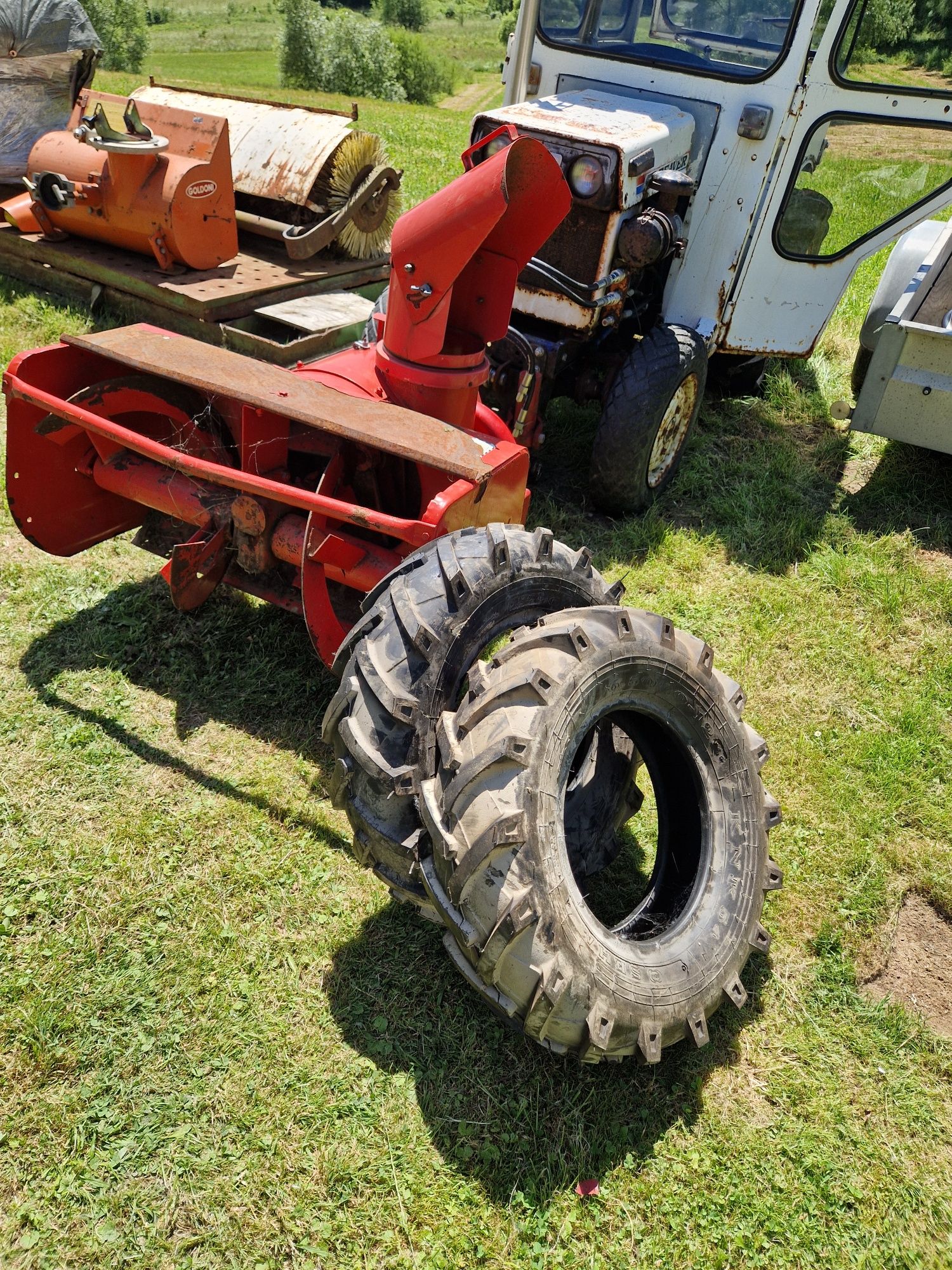 Traktorek, traktor  Mitsubishi 4x4 z pługiem wirnikowym.