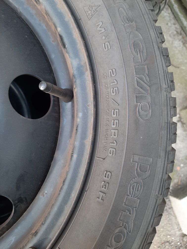 Koła GOODYEAR UltraGrip Performance 215/55R16 - zimowe