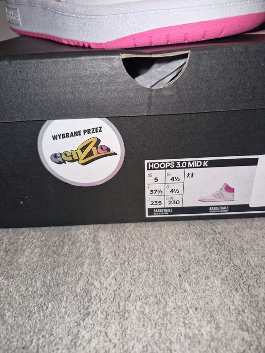 Sneakersy Adidas wybrane przez Genzie