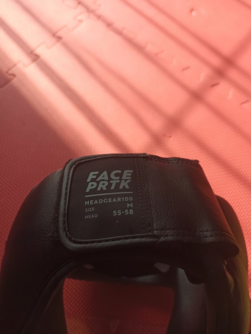 Kask bokserski z ochraniaczem