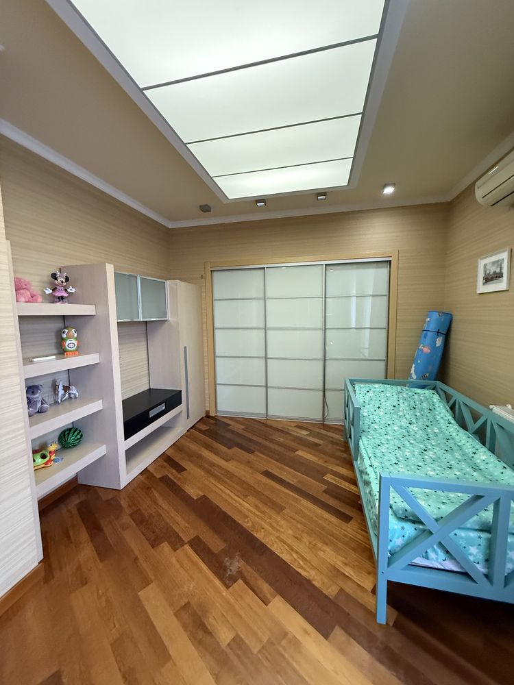Продам 3х комн.квартиру 117м2,ул.О.Яроша 22,Метро Ботанический Сад